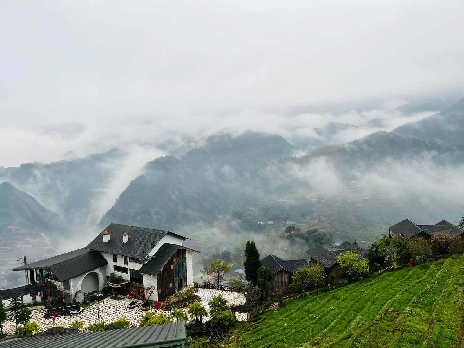 Núi rừng miền Bắc Việt Nam chìm trong sương mù mùa đông