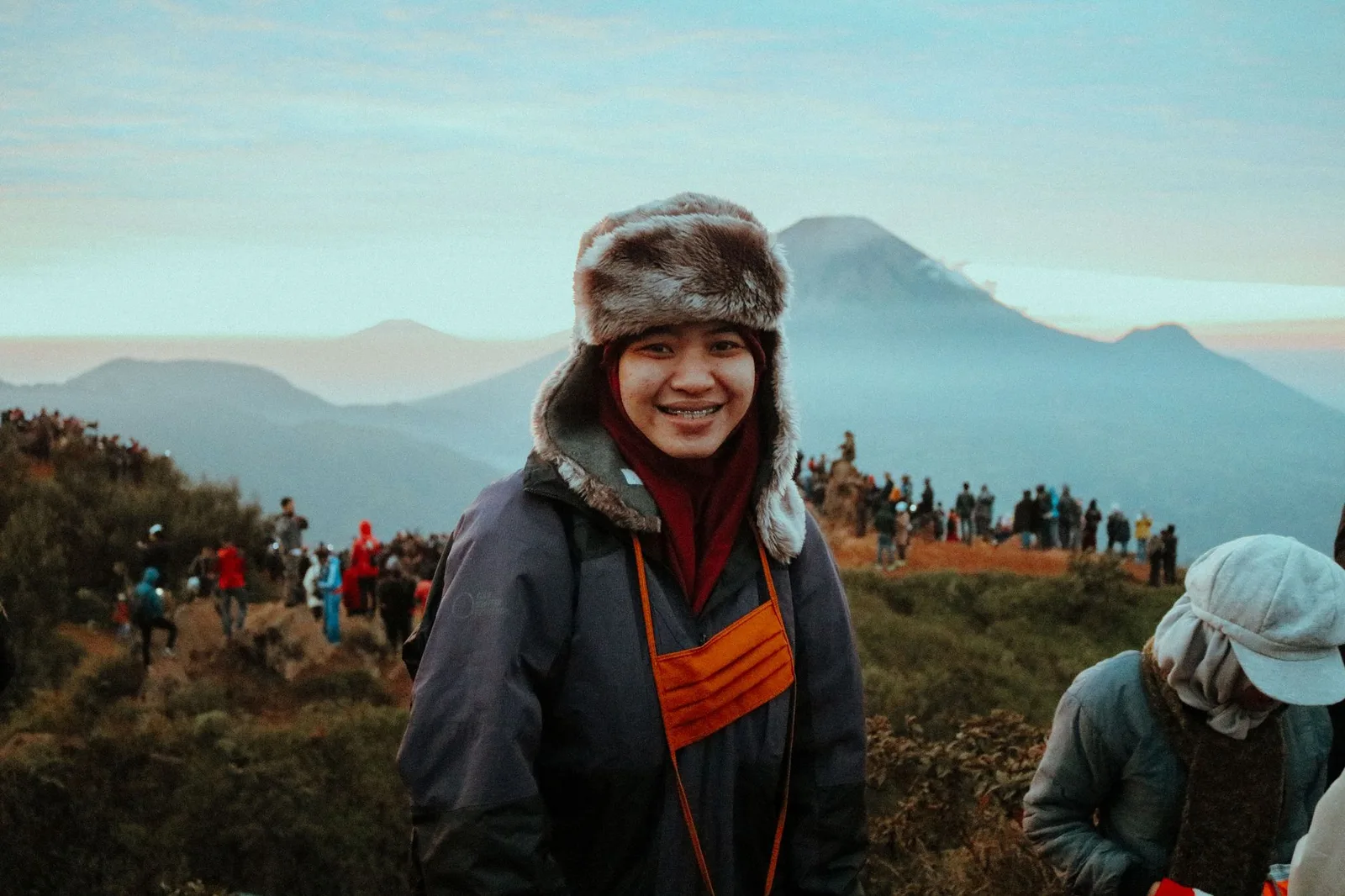 Nhóm du khách châu Á đi trekking cùng hướng dẫn viên