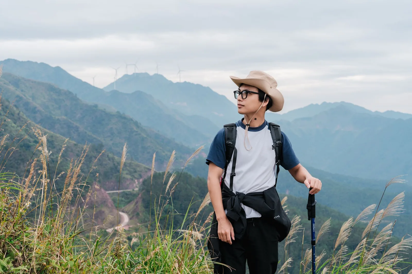 Người leo núi chuẩn bị ba lô gọn nhẹ trước khi xuất phát