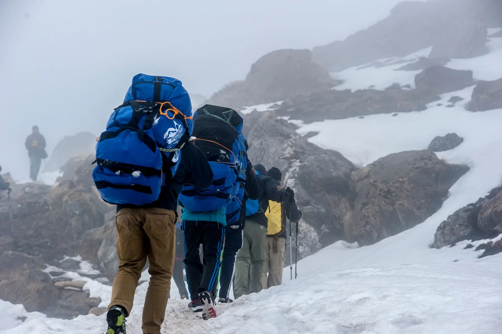 Nhóm người chuẩn bị trang bị phù hợp cho hành trình trekking
