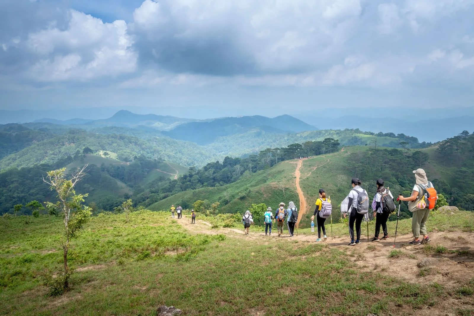 Người trẻ trekking trên cung đường núi dành cho người mới