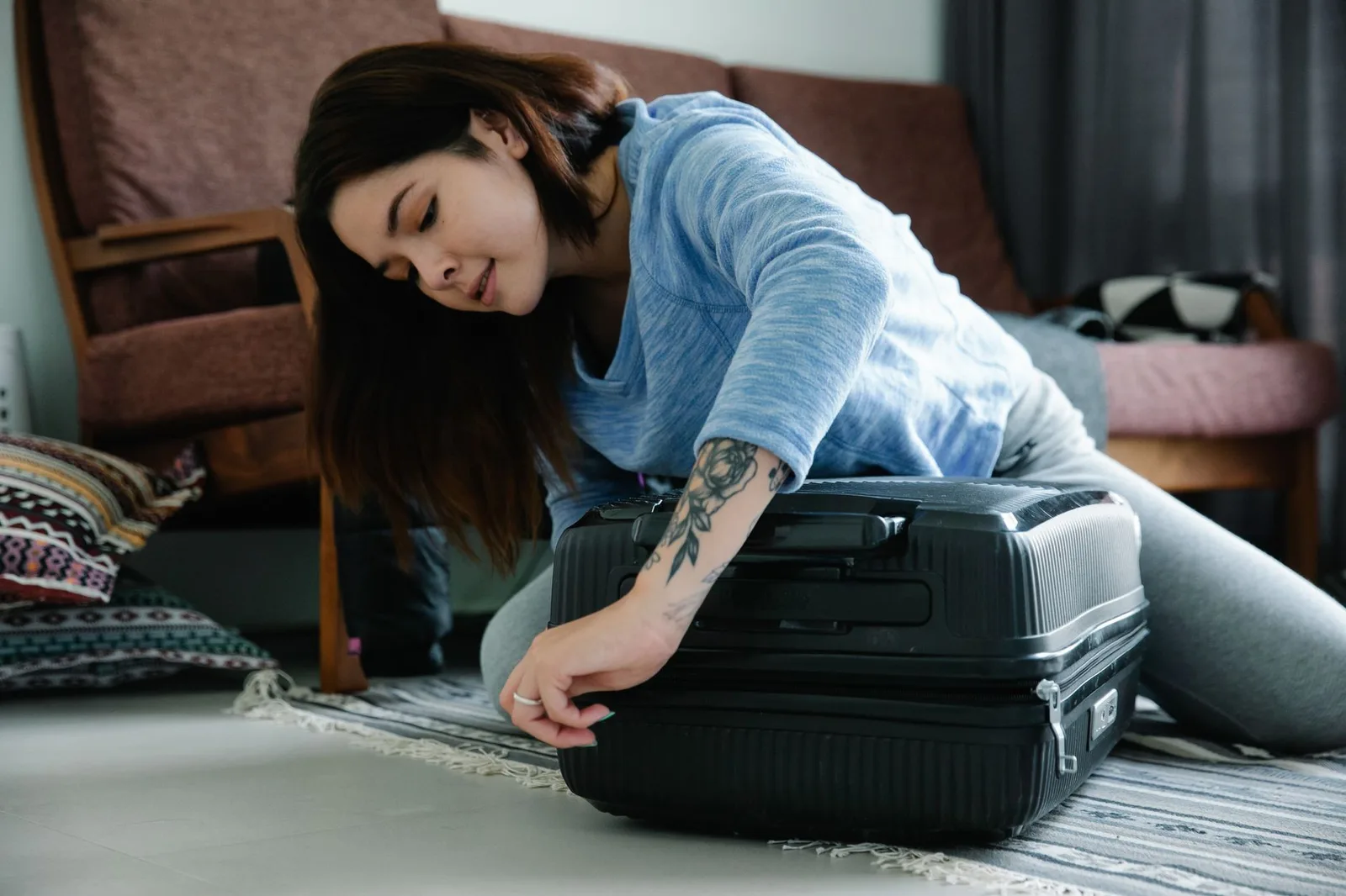 Du khách châu Á chuẩn bị hành lý cho chuyến đi tàu hỏa