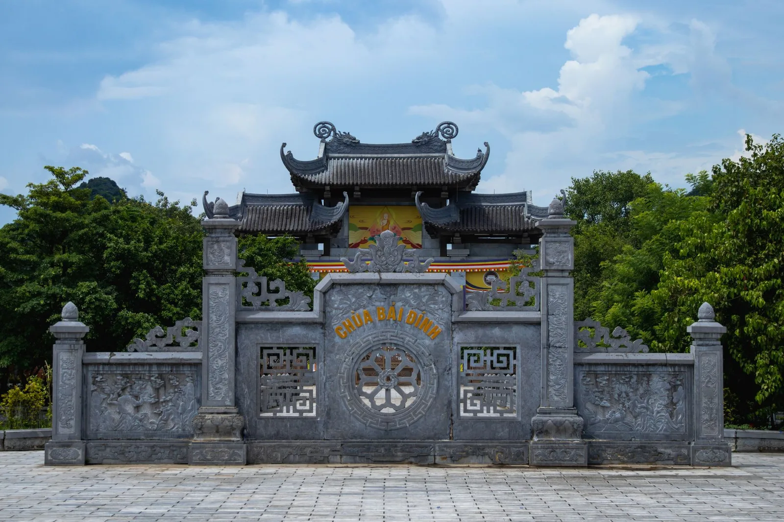 Chùa Bái Đính lung linh ánh đèn giữa núi rừng về đêm