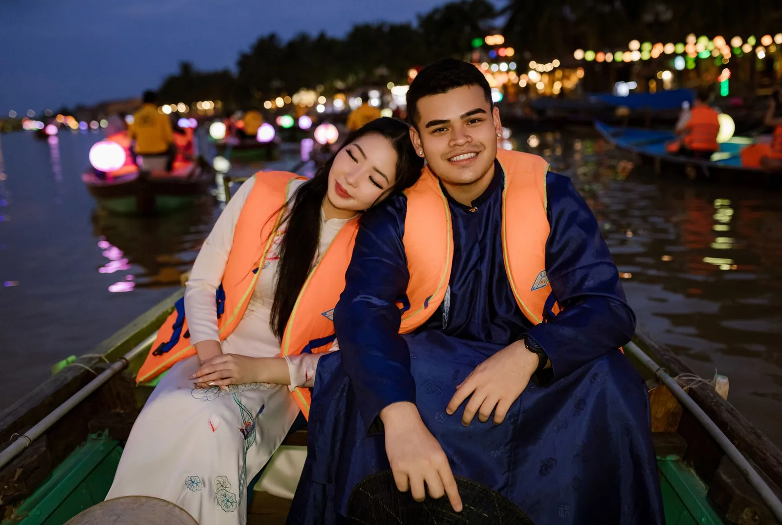 Gia đình chuẩn bị áo phao cho chuyến đi thuyền cùng trẻ nhỏ