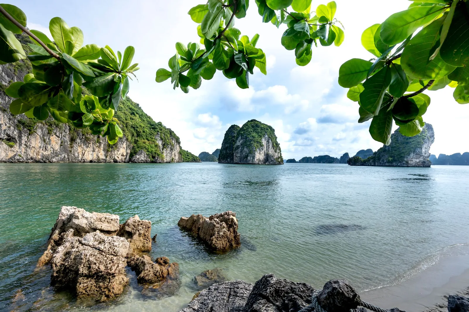 Bãi cát ven vịnh Hạ Long với đảo đá ngoài khơi