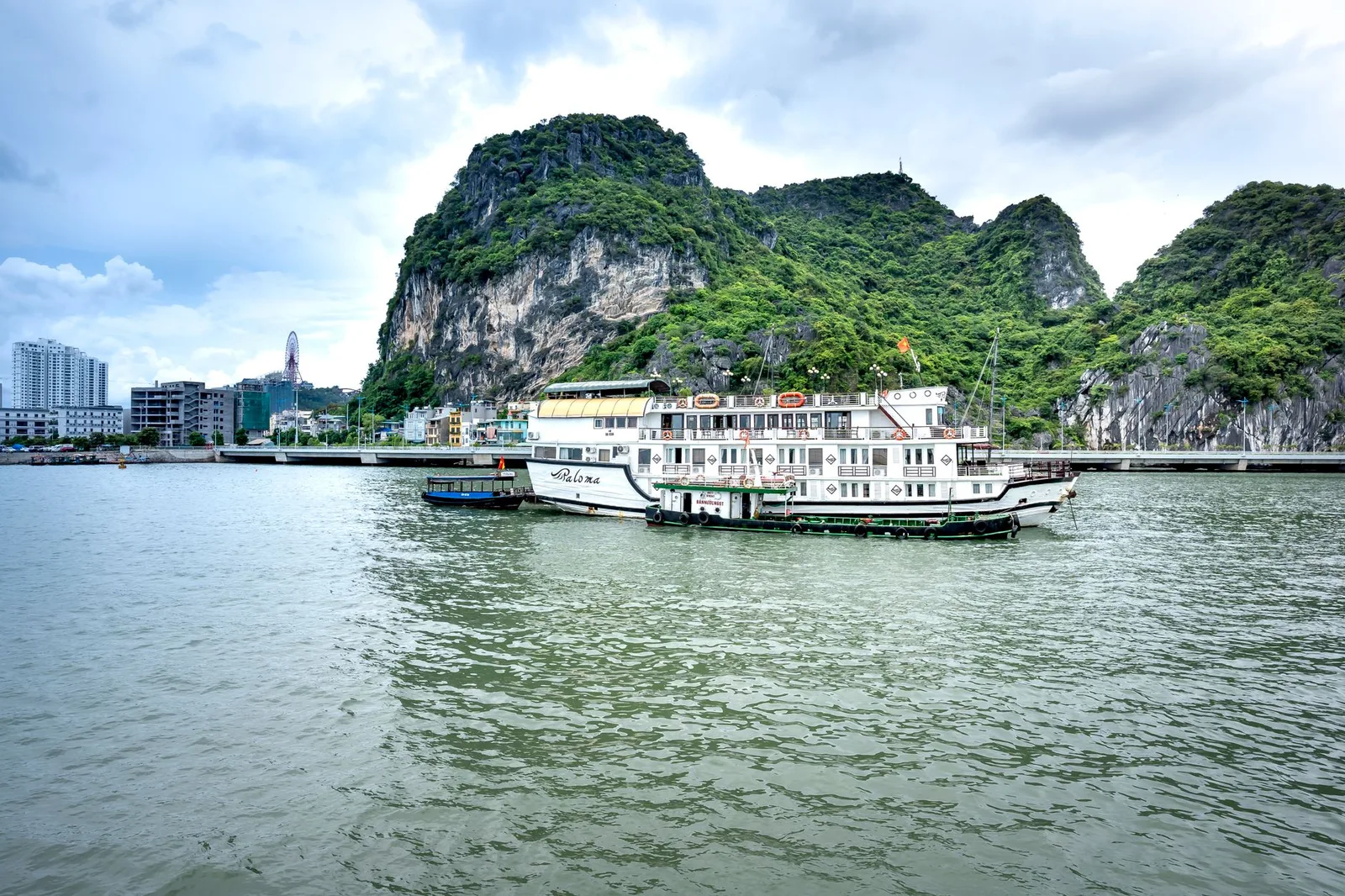 Du thuyền tham quan các đảo đá vôi trên vịnh Hạ Long