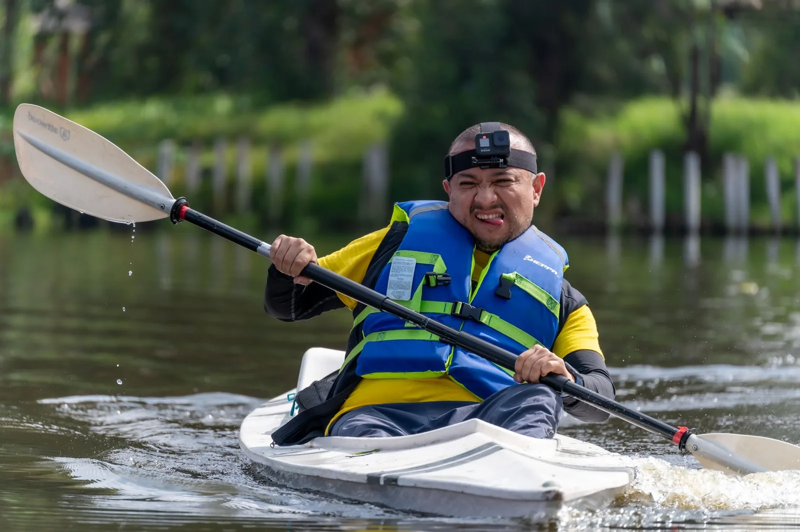 Người chèo kayak châu Á mặc áo phao an toàn