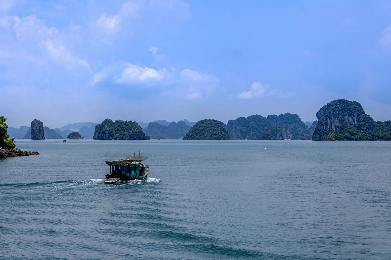 Tàu tham quan di chuyển giữa các đảo đá vôi vịnh Hạ Long