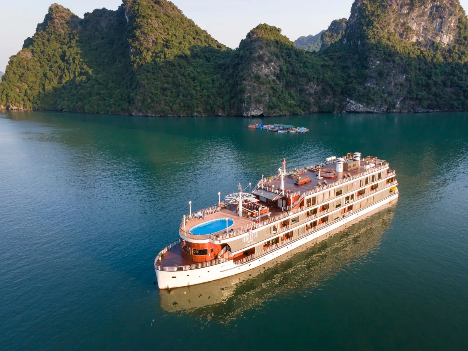 Du thuyền nghỉ đêm trên vịnh Hạ Long lúc hoàng hôn
