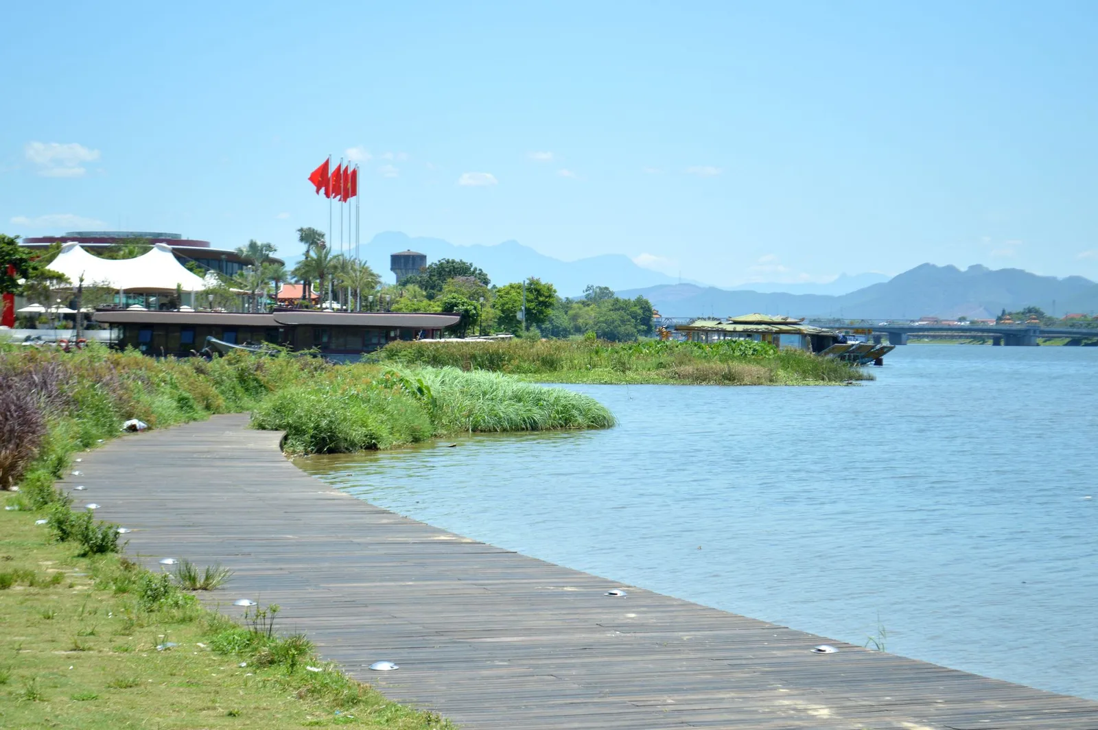 Du khách Việt dạo bộ trên cung đường ven biển