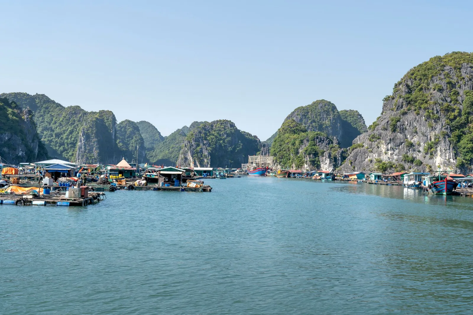 Không khí phố đêm Hạ Long nhộn nhịp vào buổi tối