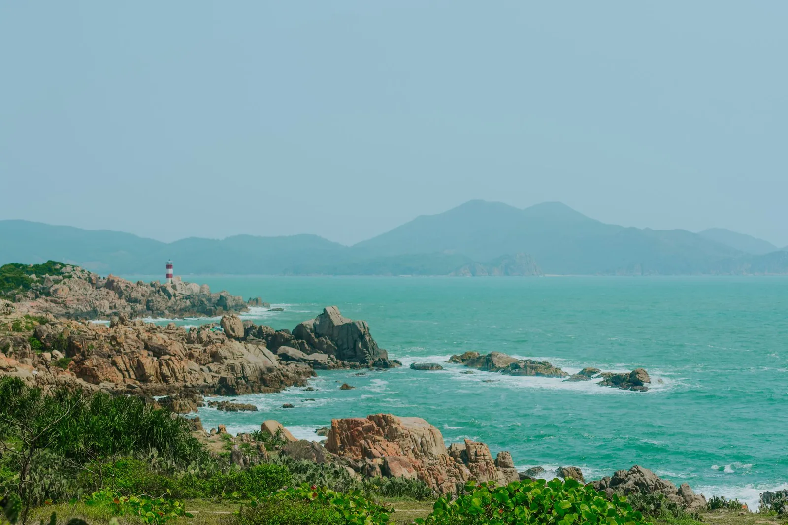 Ngọn hải đăng bên bờ biển Bãi Cháy