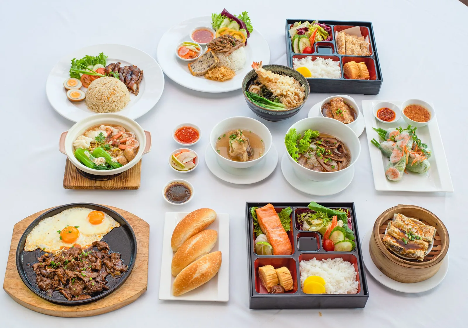 Nhóm bạn thưởng thức bữa tối hải sản cùng nhau