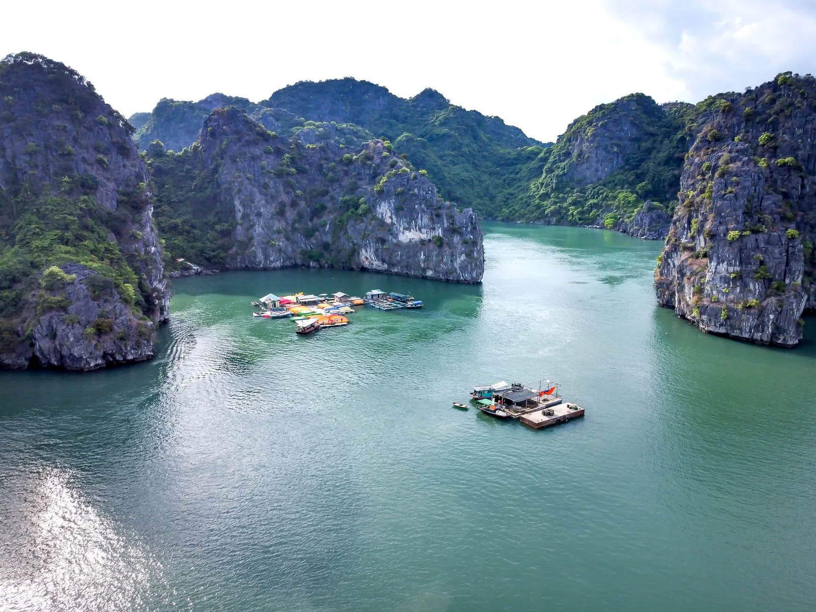 Chèo kayak khám phá các đảo đá vôi trên vịnh Hạ Long