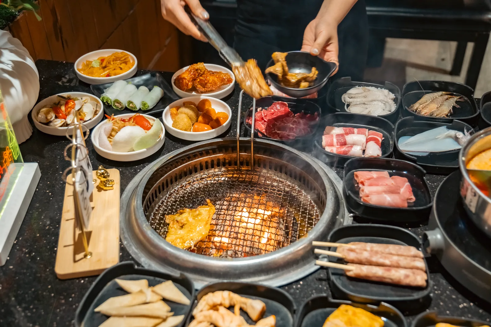 Nhóm bạn châu Á dùng bữa hải sản vừa đủ, hạn chế lãng phí