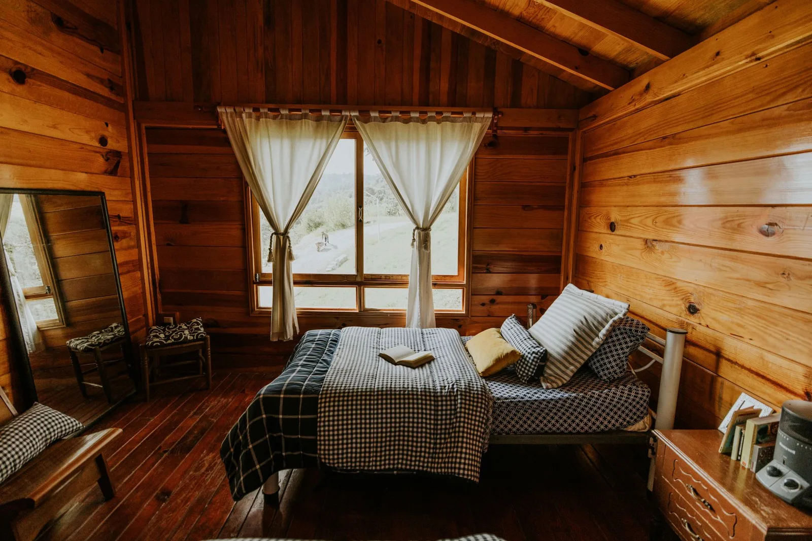 Không gian ngủ mộc mạc trong homestay vùng cao