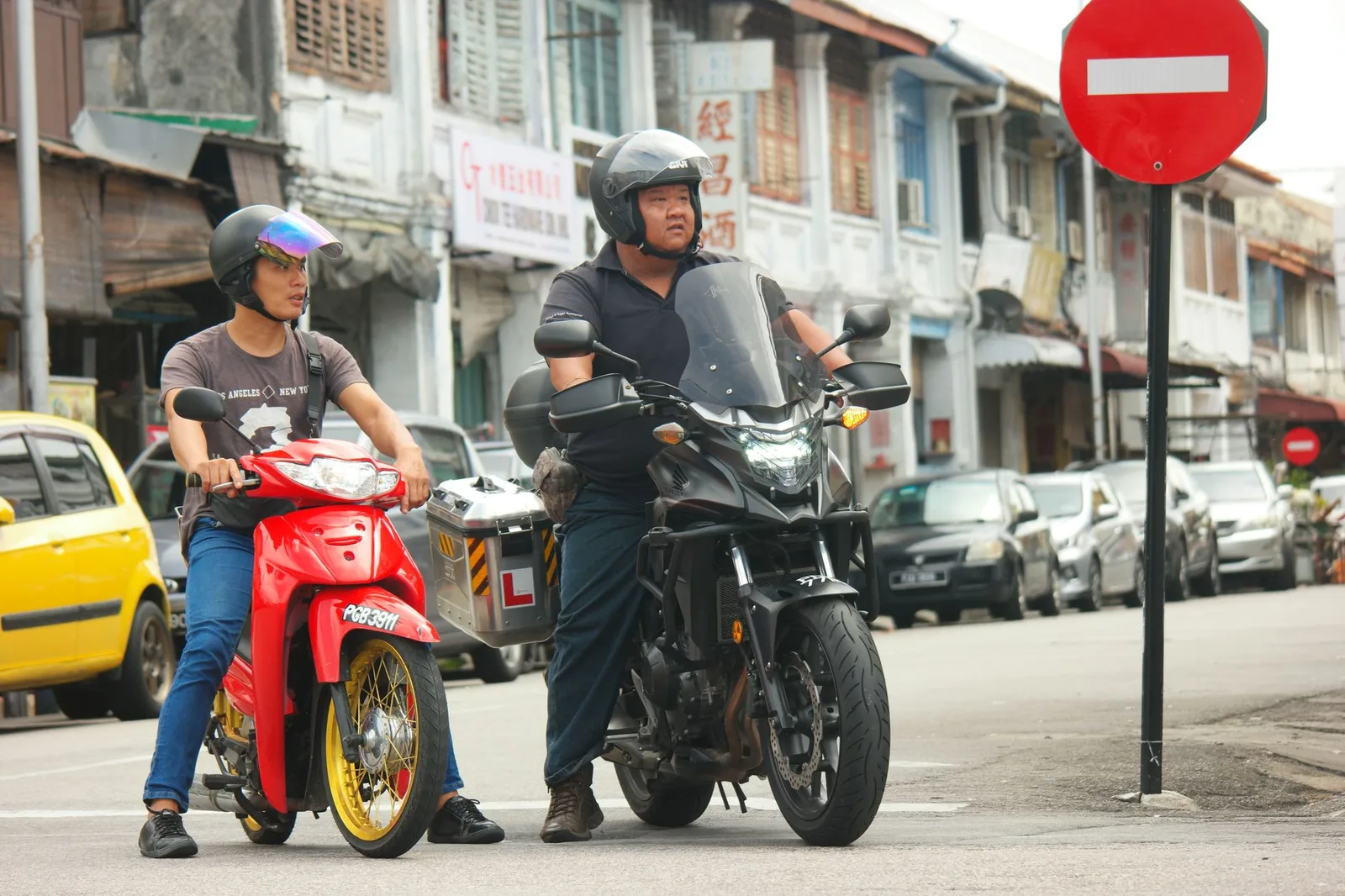 Nhóm người kiểm tra xe máy trước khi xuất phát