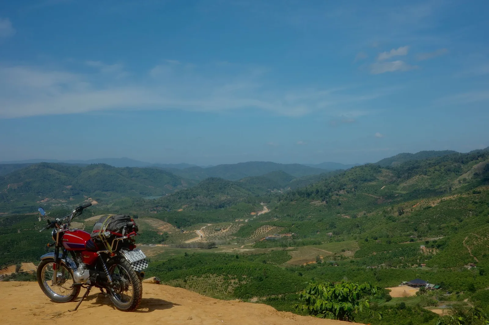 Cung đường xe máy giữa thung lũng và núi Tây Bắc
