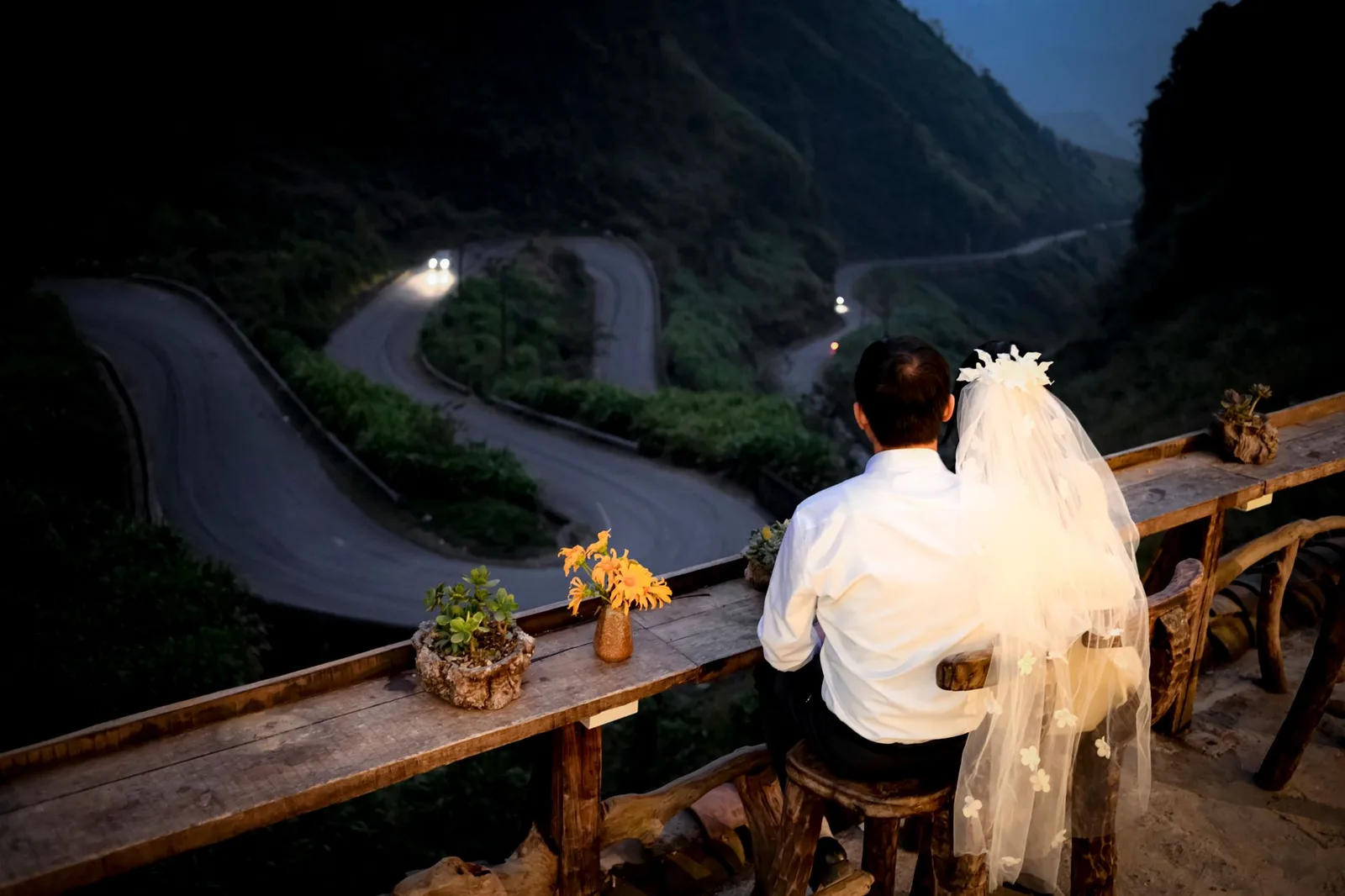 Đường đèo uốn lượn giữa núi rừng miền Bắc Việt Nam