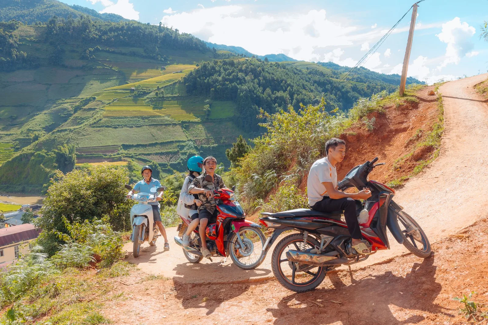 Người lái xe máy xuống đèo trên đường núi