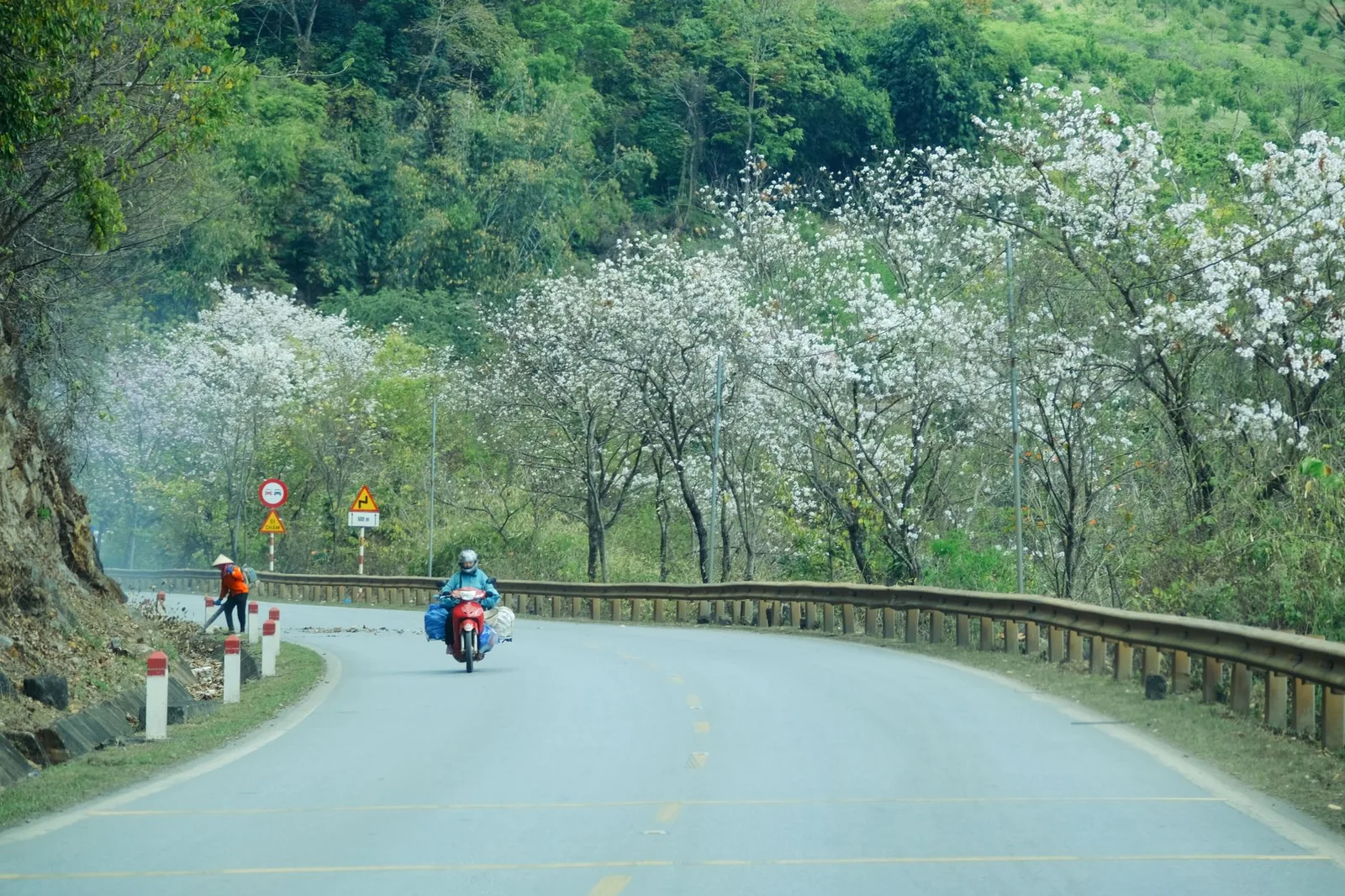 Người phượt xe máy trên cung đường núi Điện Biên