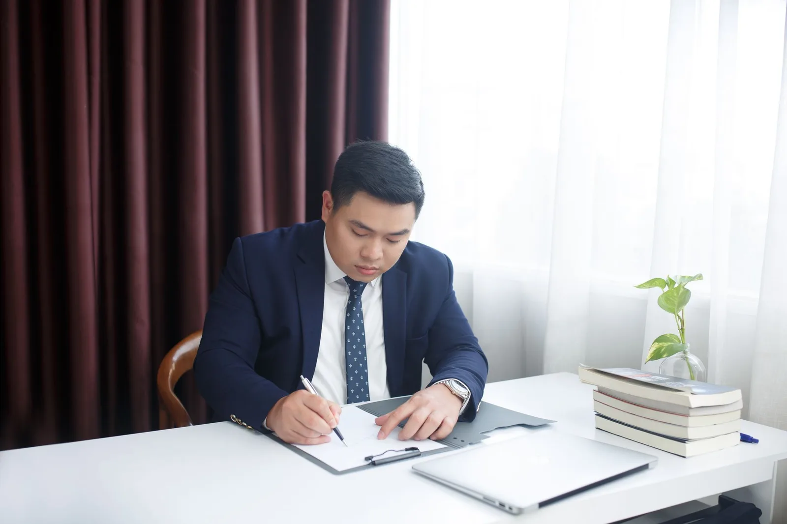 Quản lý khách sạn theo dõi đơn đặt phòng trực tuyến