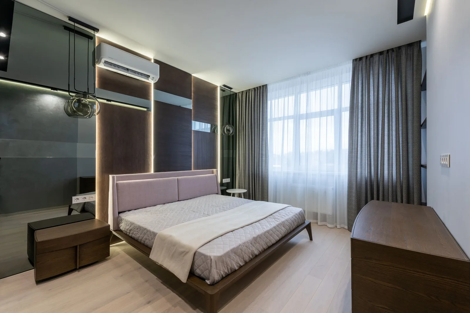 Phòng khách sạn hiện đại vào ngày thường