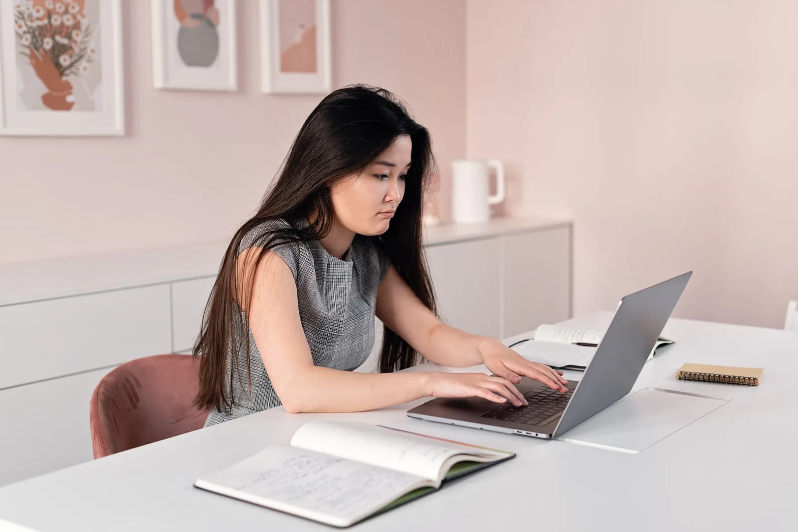 Quản lý khách sạn tối ưu giá phòng trên máy tính