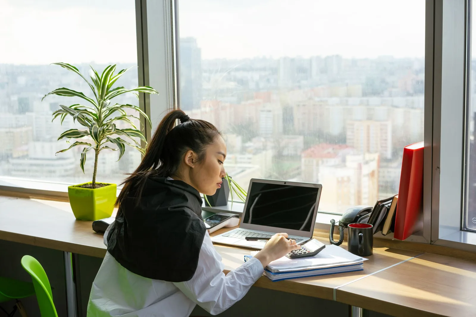 Chủ cơ sở lưu trú tính toán chi phí vận hành trên máy tính