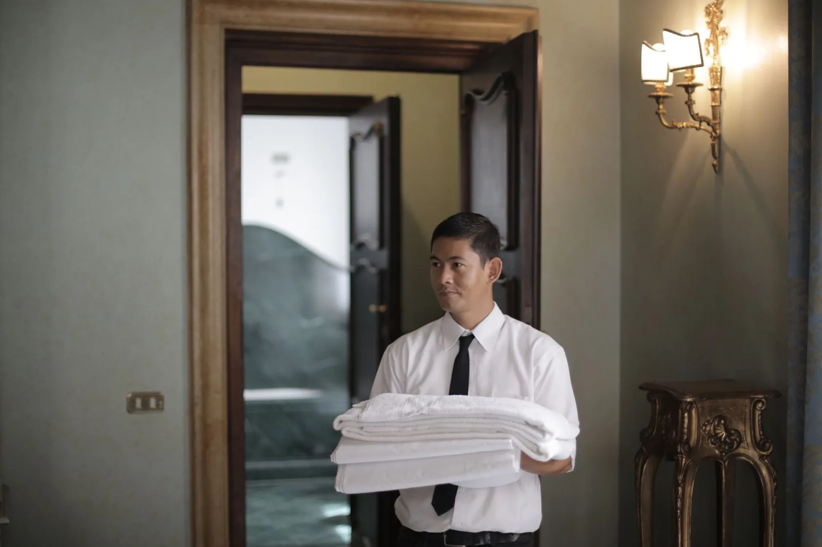 Chủ homestay chuẩn bị phòng theo kế hoạch kinh doanh