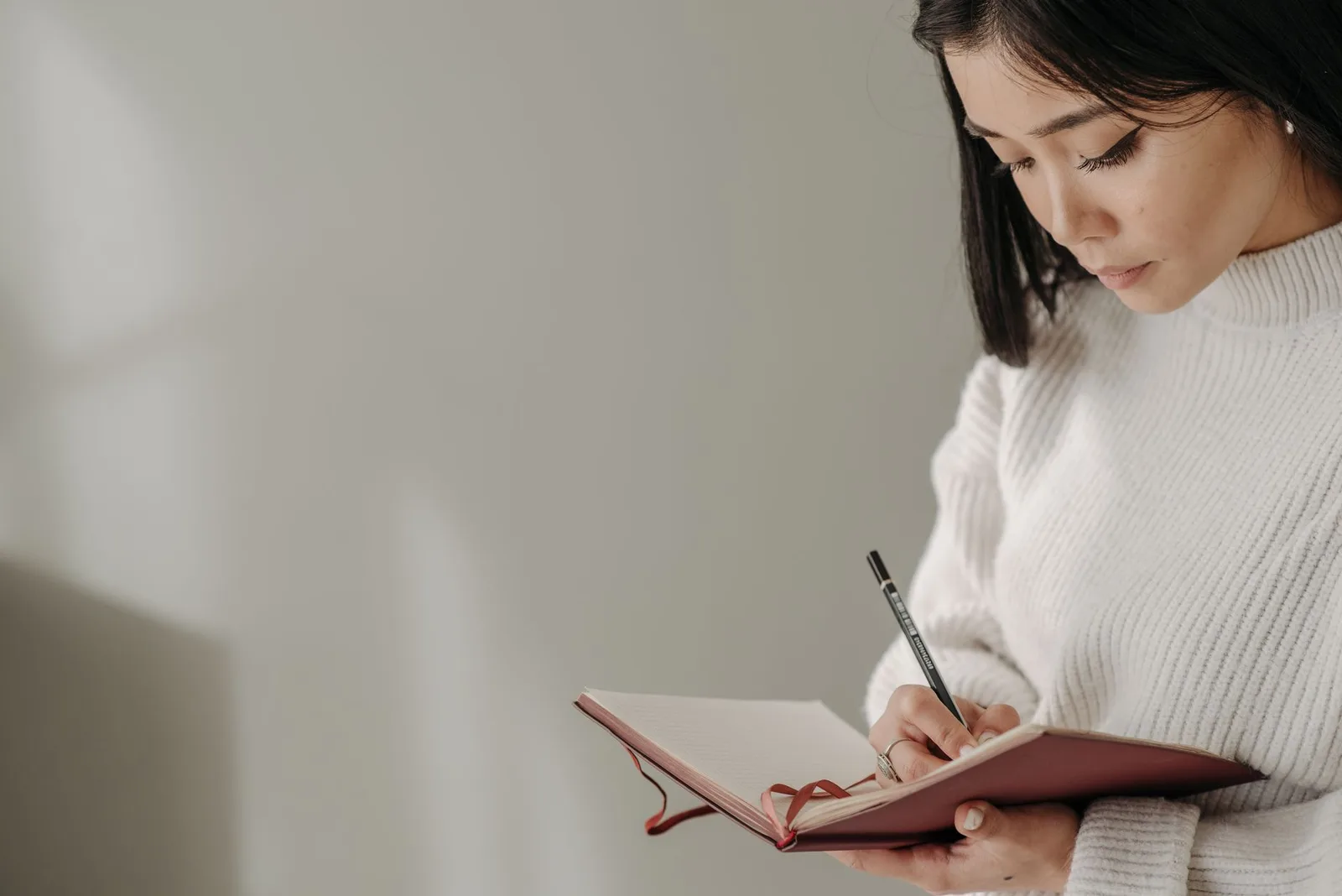 Người phụ nữ châu Á kiểm chứng các nhận định tử vi