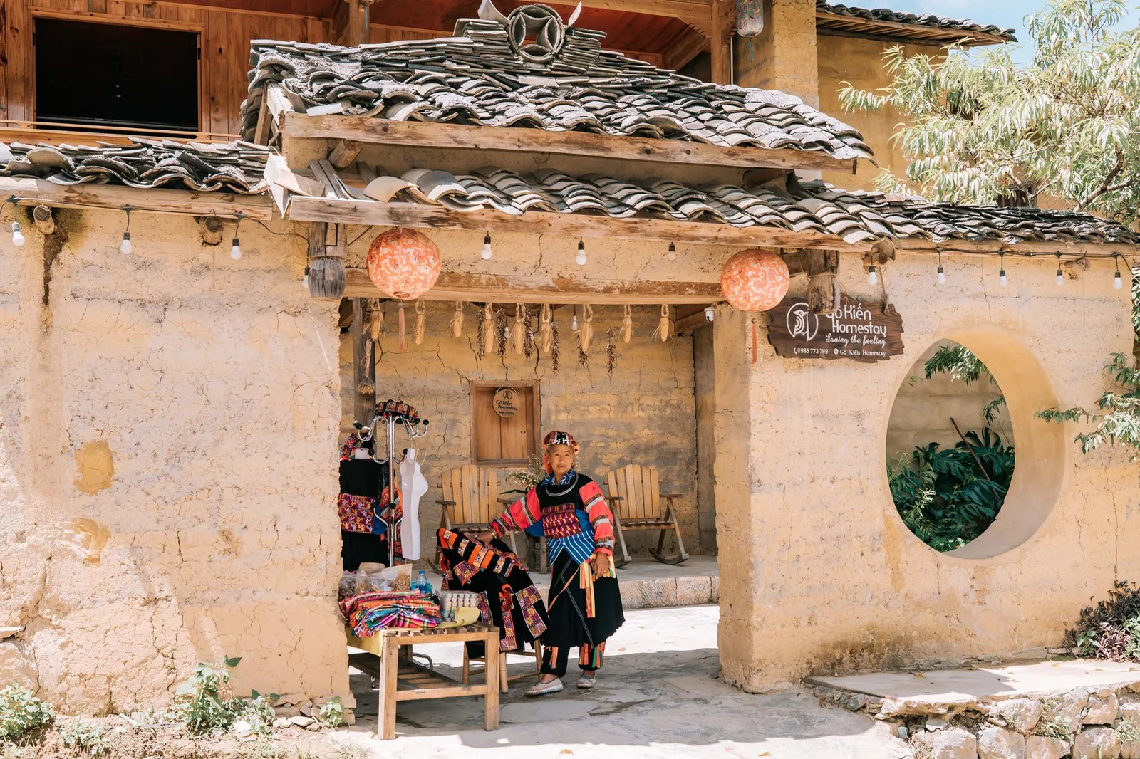 Du khách trẻ thư giãn một mình trên ban công homestay