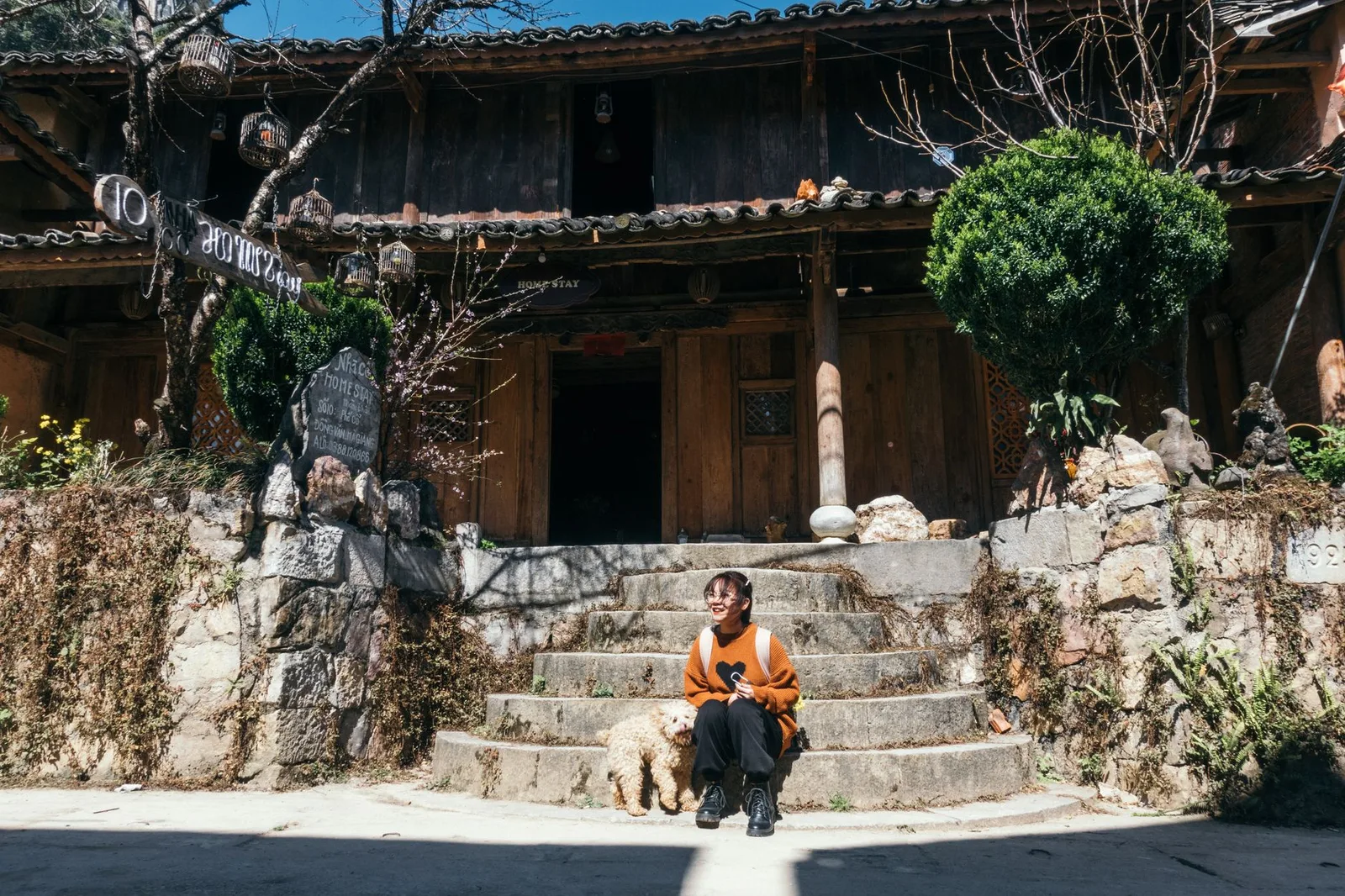 Du khách tận hưởng khoảng lặng trong khu vườn homestay