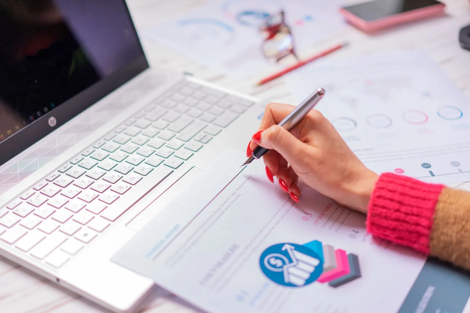 Laptop bên cạnh checklist và kế hoạch ngân sách