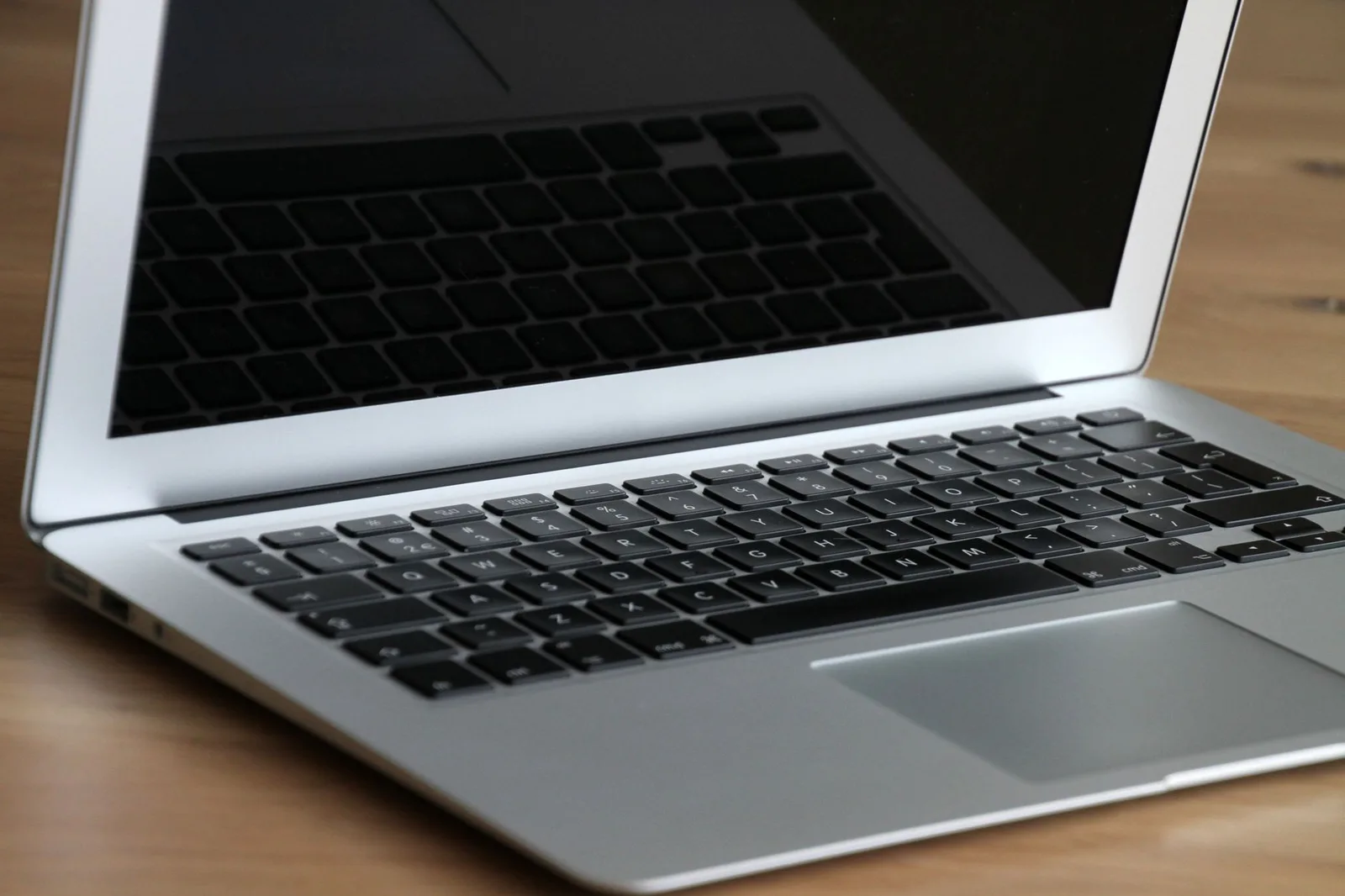 Kiểm tra ngoại hình và dấu hiệu va đập trên laptop cũ