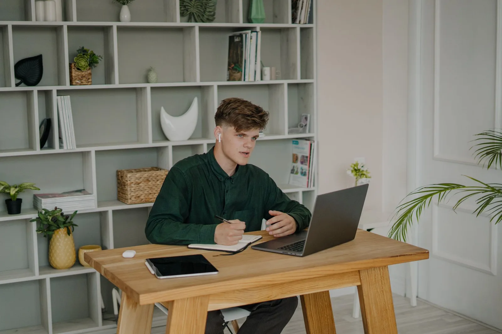 Laptop học tập trên bàn dành cho sinh viên