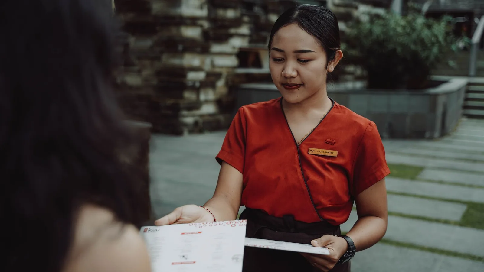 Chủ homestay khai báo thông tin khách lưu trú qua điện thoại