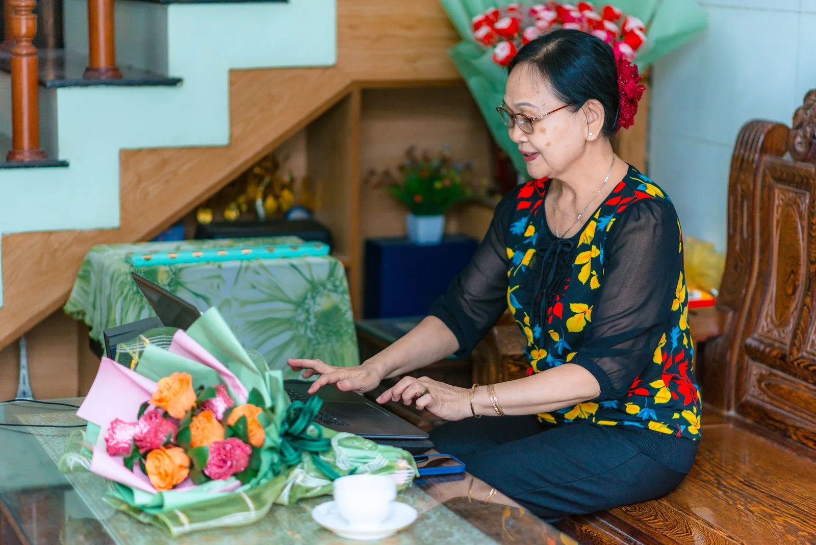 Chủ homestay rà soát hồ sơ khách theo quy trình chỉnh sửa