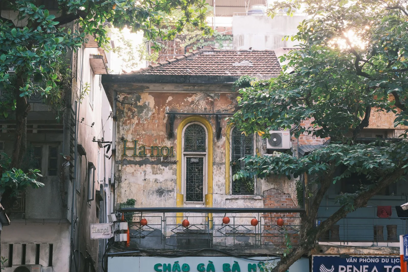 Phố cổ Hà Nội mang vẻ đẹp cổ điển trong mùa lá đổi màu