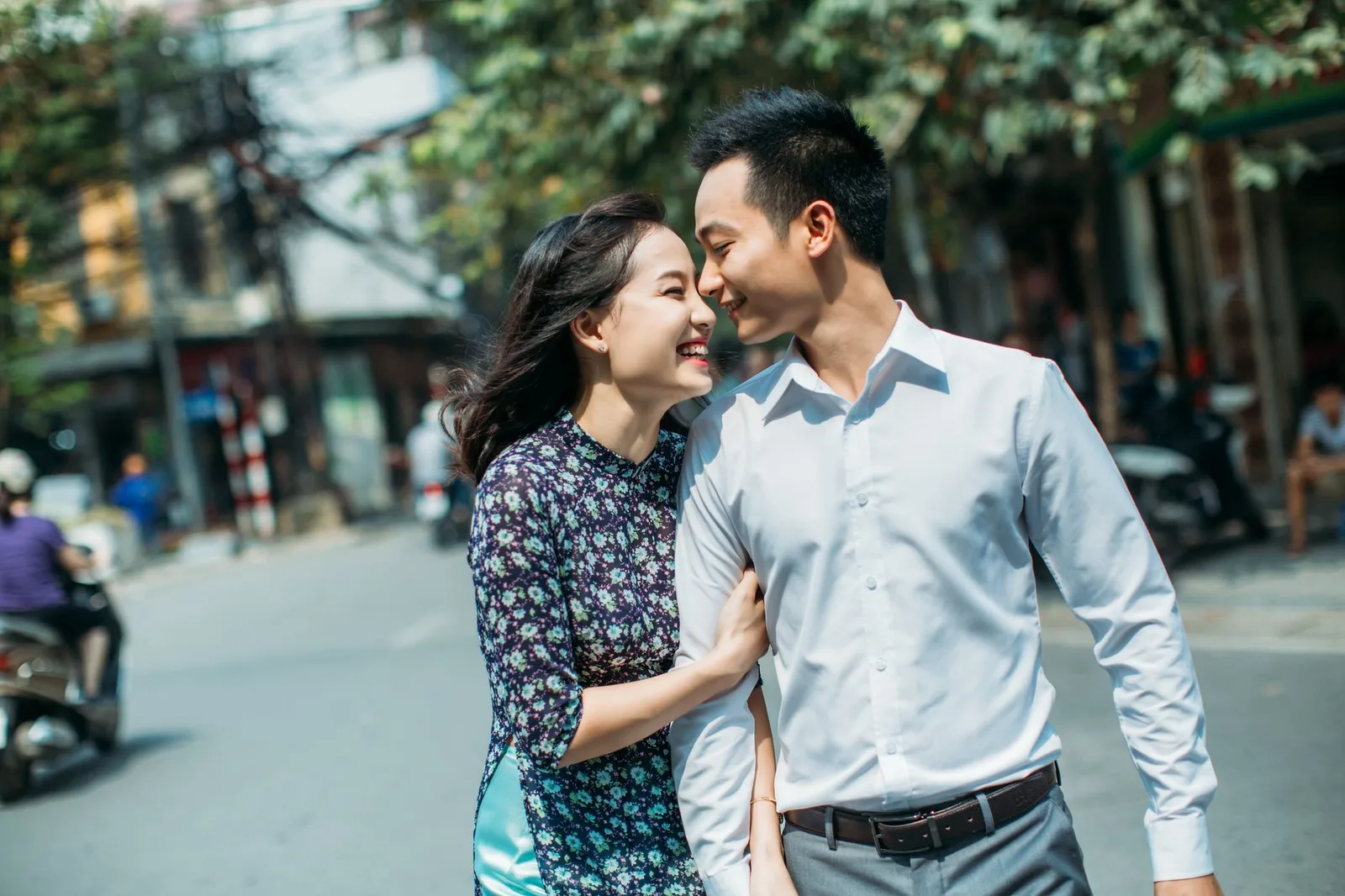 Du khách châu Á đi bộ khám phá Hà Nội vào mùa thu