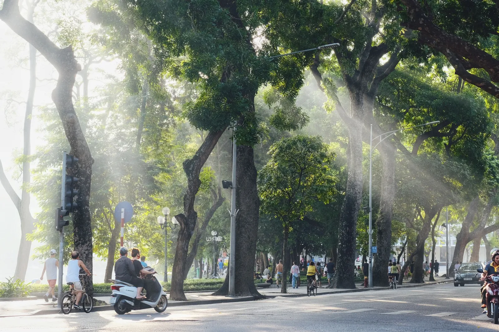 Phố Hà Nội yên bình trong buổi sáng mùa thu