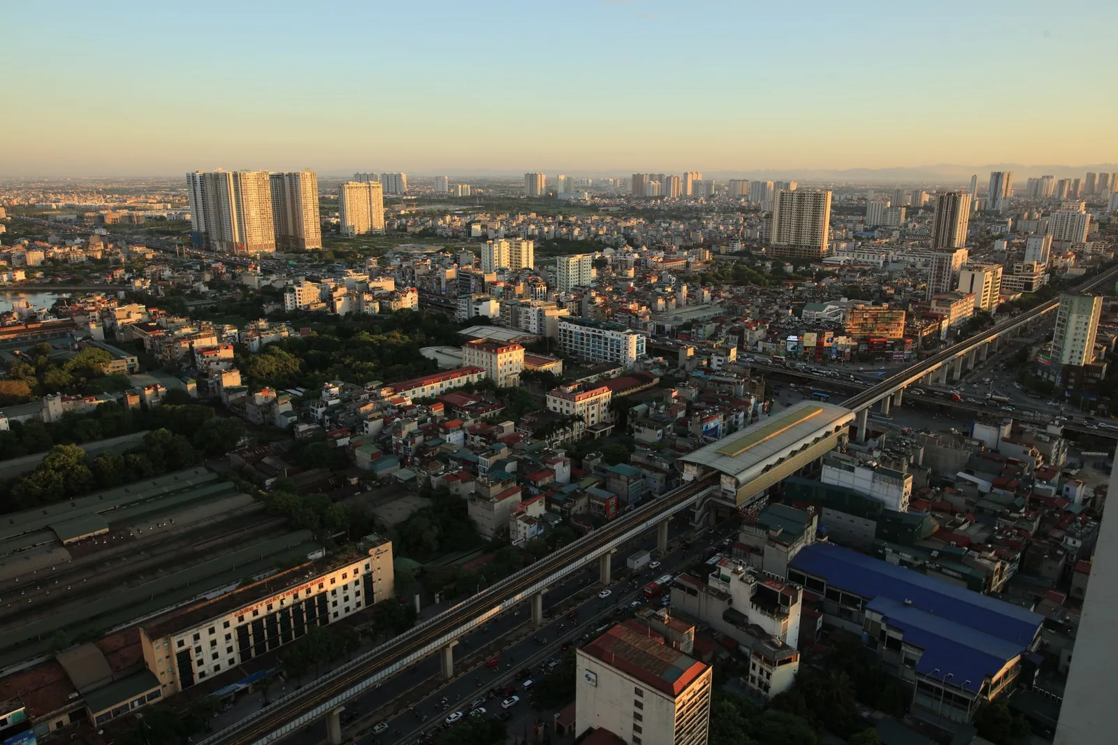 Tàu điện trên cao chạy giữa khung cảnh Hà Nội