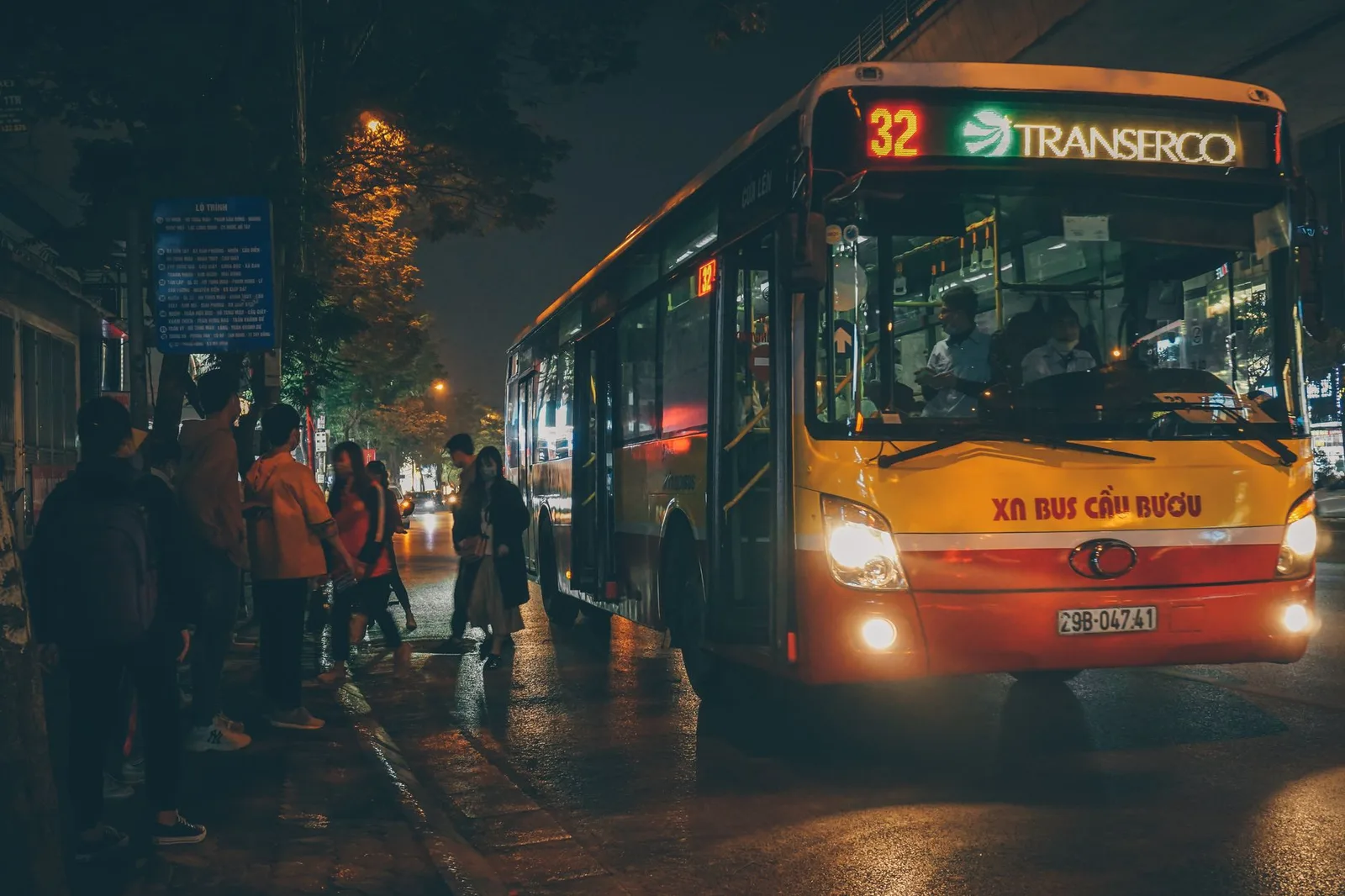 Điểm chờ xe buýt Hà Nội trong một ngày mưa