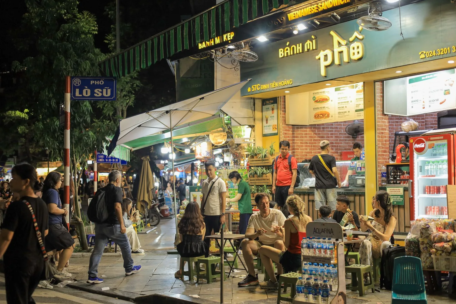 Bát phở nóng cho buổi sáng thong thả khám phá phố cổ