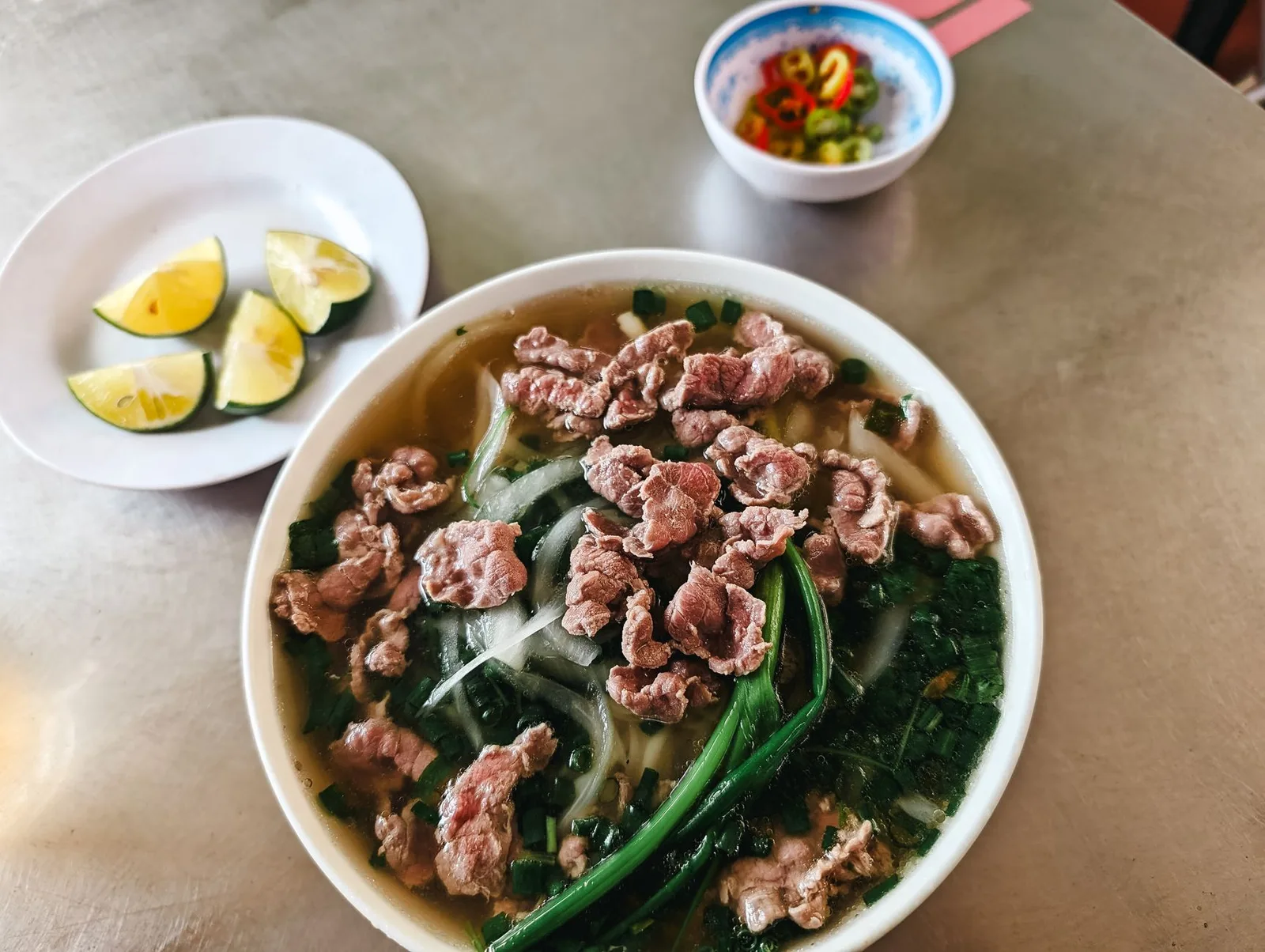 Món ăn nóng giữa phố cổ Hà Nội trong tối se lạnh