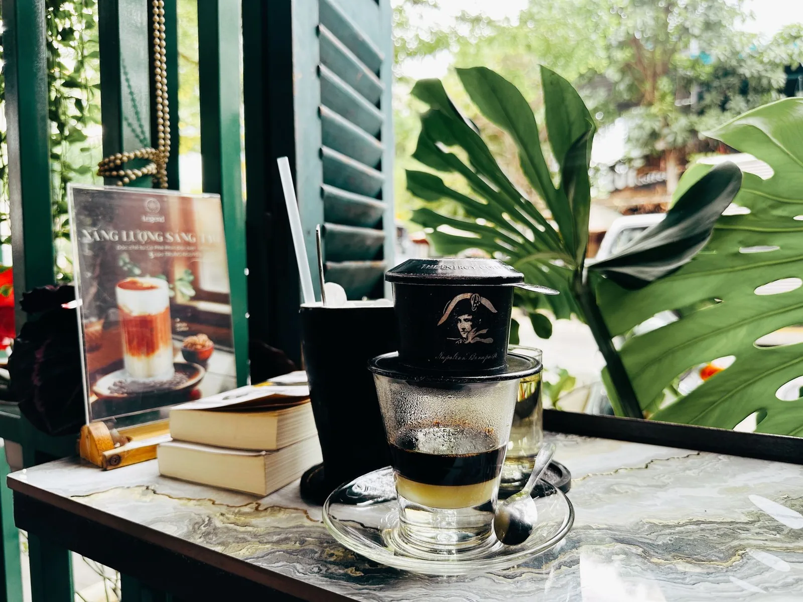 Ly cà phê trứng Hà Nội trong quán cổ ấm cúng