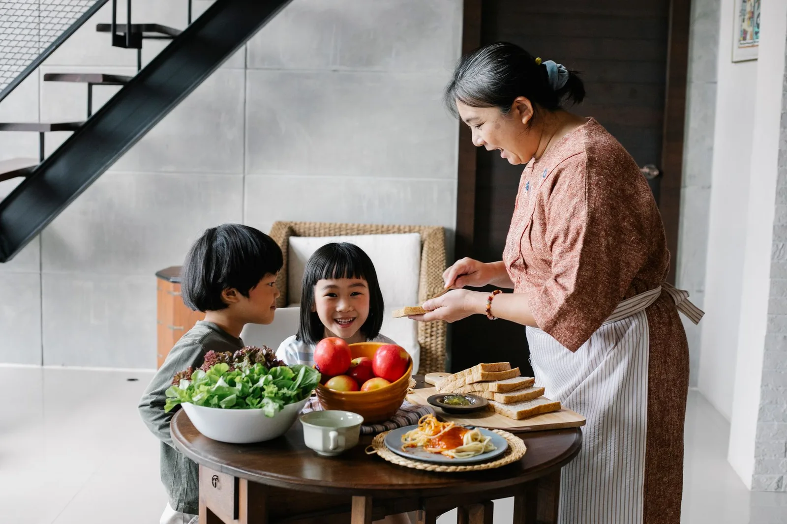 Người cao tuổi châu Á duy trì bữa ăn lành mạnh để kiểm soát tiểu đường