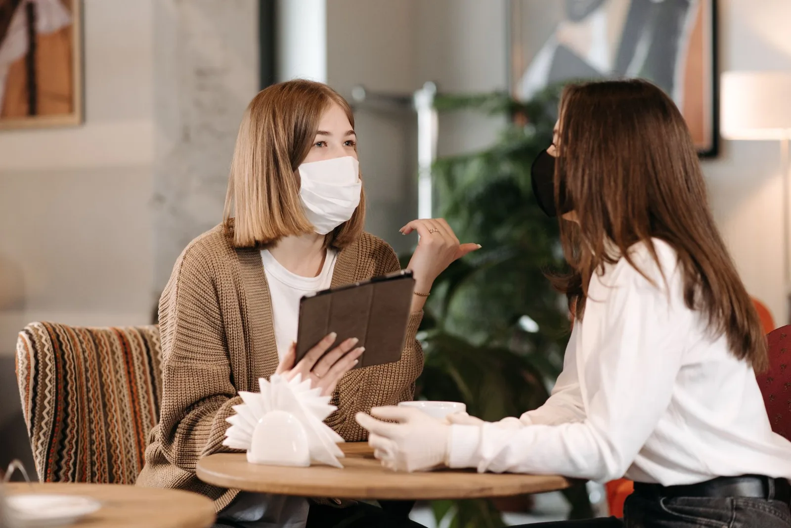 Cặp đôi châu Á ngồi nói chuyện nghiêm túc trong phòng khách