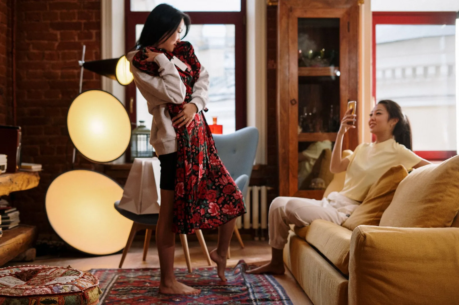 Cặp đôi châu Á tham quan căn hộ vừa túi tiền
