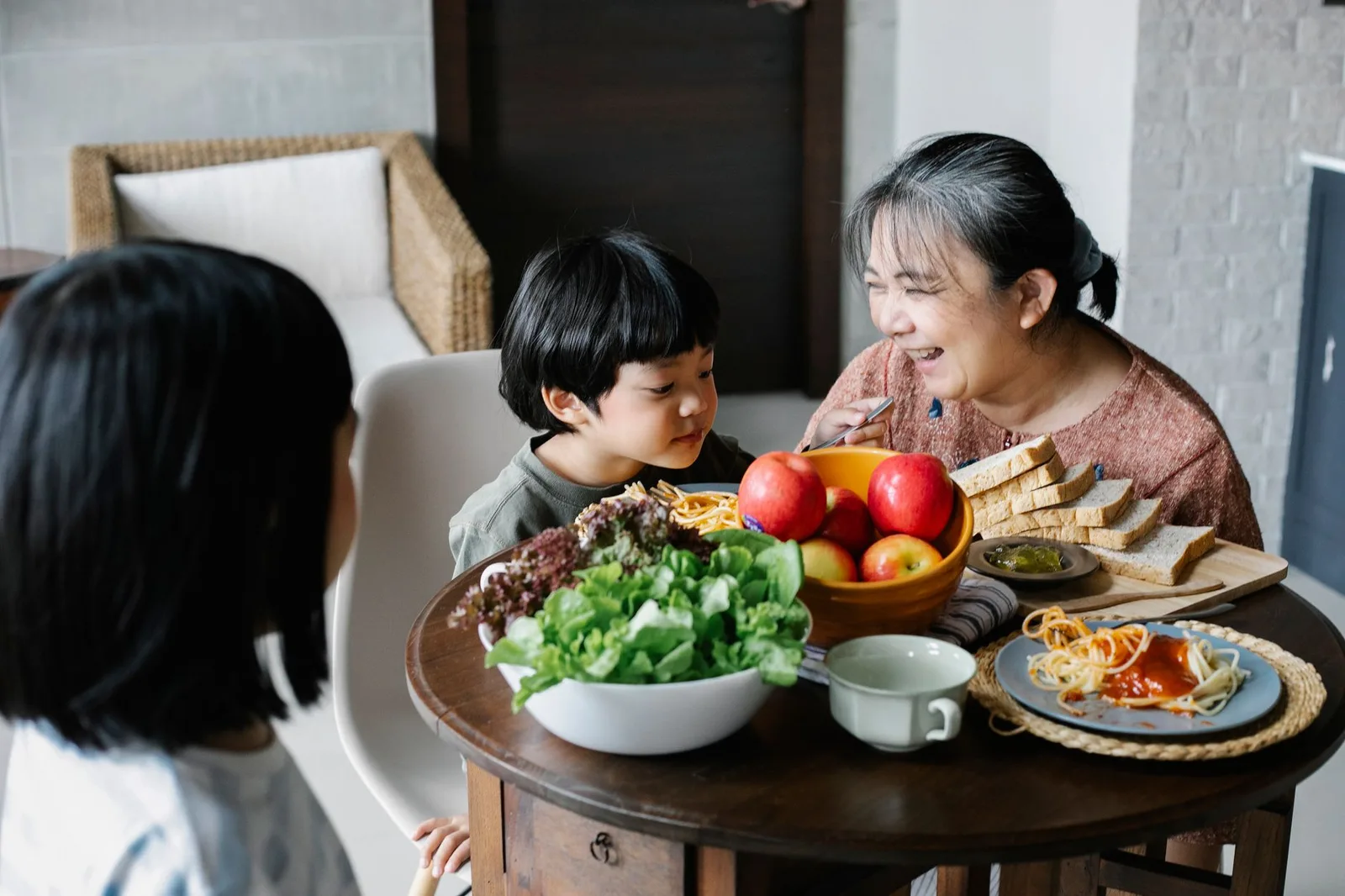 Cha mẹ vừa chăm con vừa phụng dưỡng ông bà